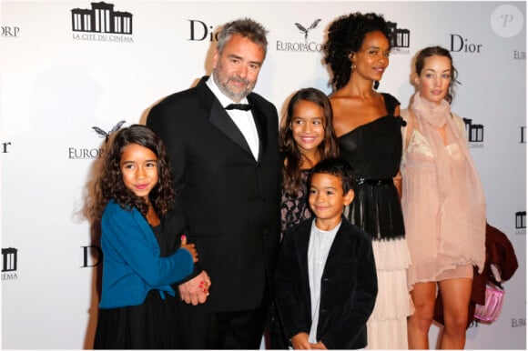 Luc Besson et son épouse Virginie Silla, entourés de leurs filles Thalia et Sateen, de leur fils Mao, ainsi que de la fille de Luc, Juliette, lors de la soirée d'inauguration de la Cite du Cinéma à Saint Denis le 21 septembre 2012