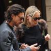 Sharon Stone soutenue par son boyfriend Martin Mica aux urgences à l'hôpital à Milan le 22 septembre 2012 en Italie