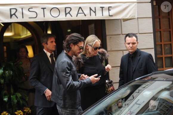 Sharon Stone soutenue par son boyfriend Martin Mica aux urgences à l'hôpital à Milan le 22 septembre 2012 en Italie