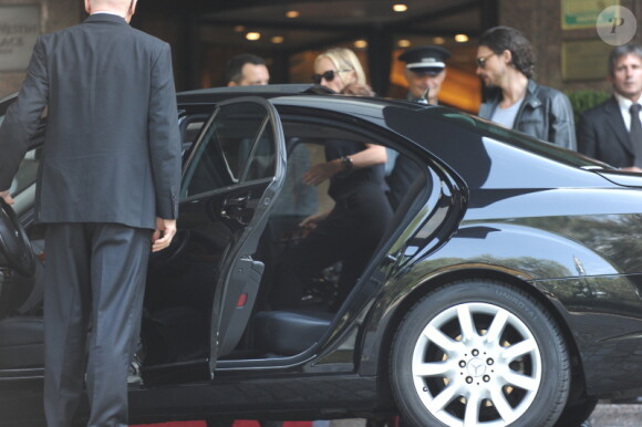 Sharon Stone et son boyfriend Martin Mica : à la sortie des urgences à l'hôpital à Milan le 22 septembre 2012 en Italie