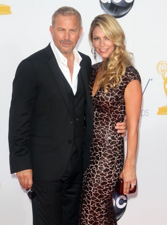 Kevin Costner et Christine Baumgartner à la 64eme ceremonie des Emmy Awards a Los Angeles, le 23 septembre 2012.