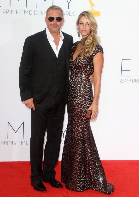 Kevin Costner et Christine Baumgartner à la 64eme ceremonie des Emmy Awards a Los Angeles, le 23 septembre 2012.