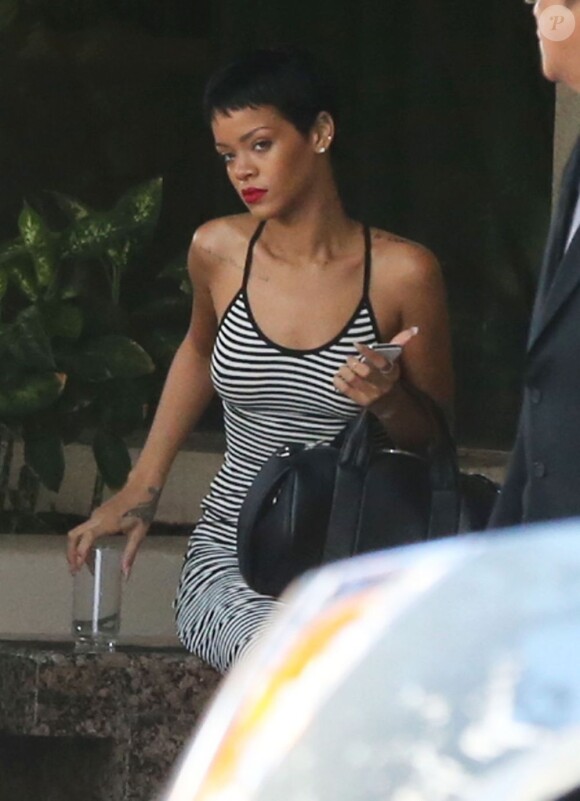 Exclusif - Rihanna attend son chauffeur dans le quartier de Westwood. Los Angeles, le 17 septembre 2012.