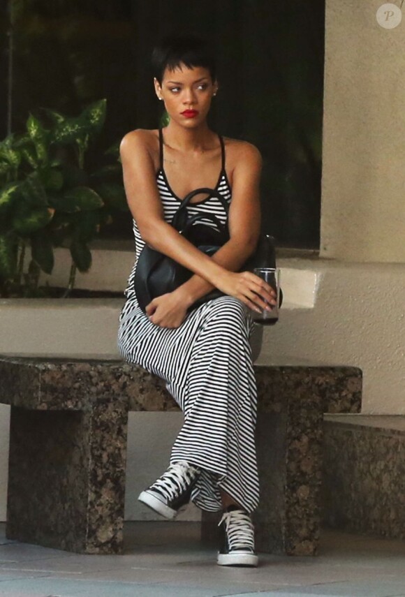 Exclusif - Rihanna attend son chauffeur dans le quartier de Westwood. Los Angeles, le 17 septembre 2012.