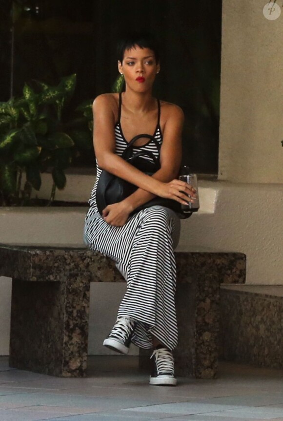 Exclusif - Rihanna attend son chauffeur dans le quartier de Westwood. Los Angeles, le 17 septembre 2012.