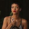 Exclusif - Rihanna se refait une beauté en attendant son chauffeur dans le quartier de Westwood. Los Angeles, le 17 septembre 2012.