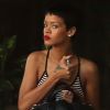 Exclusif - Rihanna se refait une beauté en attendant son chauffeur dans le quartier de Westwood. Los Angeles, le 17 septembre 2012.