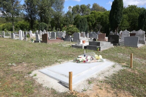Tombe de Jean-Luc Delarue dans le cimetière de Thiais, inhumé le 24 août 2012