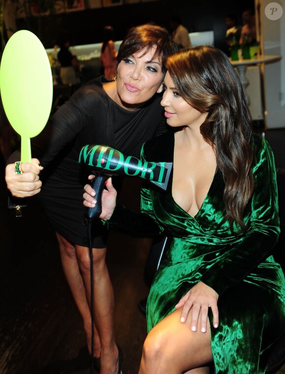 Kim Kardashian et sa mère Kris Jenner assistent à la présentation de la marque Midori Makeover Parlour au magasin Fred Segal à Los Angeles, le 25 septembre 2012