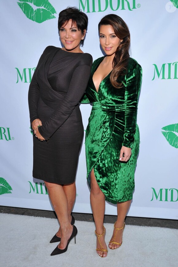 Kim Kardashian et sa mère Kris Jenner assistent à la présentation de la marque Midori Makeover Parlour au magasin Fred Segal à Los Angeles, le 25 septembre 2012