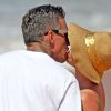 Pink et Carey Hart s'embrassent sur une plage de Sydney, le 26 octobre 2012.