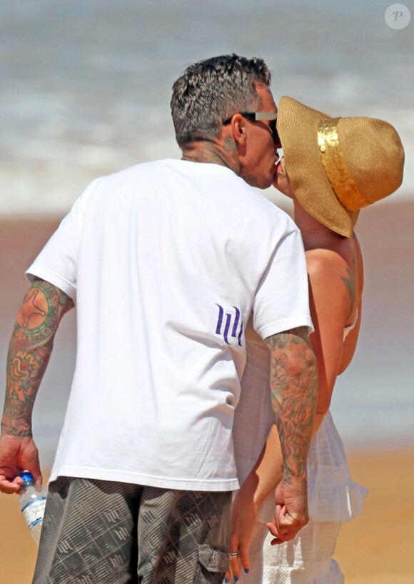 Pink et Carey Hart s'embrassent sur une plage de Sydney, le 26 octobre 2012.