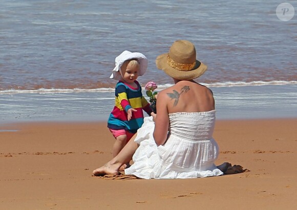 Pink, Carey Hart et leur petite Willow sur une plage de Sydney, le 26 octobre 2012.