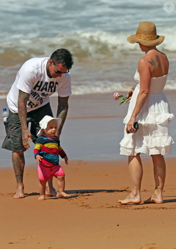 Pink, Carey Hart et leur petite Willow qui gambade sur une plage de Sydney, le 26 octobre 2012.