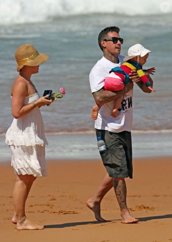 Pink, Carey Hart et leur petite Willow sur une plage de Sydney, le 26 octobre 2012.