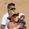 Pink, Carey Hart et leur petite Willow sur une plage de Sydney, le 26 octobre 2012.