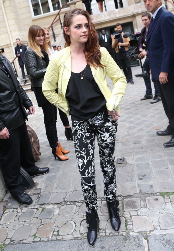 Kristen Stewart, stylée pour assister au défilé Balenciaga printemps-été 2013. Paris, le 27 septembre 2012.