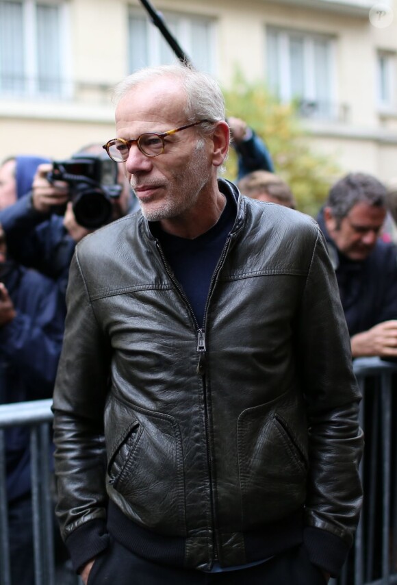 Pascal Greggory arrive au défilé Balenciaga printemps-été 2013 à Paris. Le 27 septembre 2012.