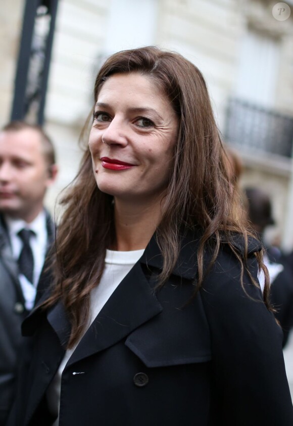 La ravissante Chiara Mastroianni arrive au défilé Balenciaga printemps-été 2013 à Paris. Le 27 septembre 2012.