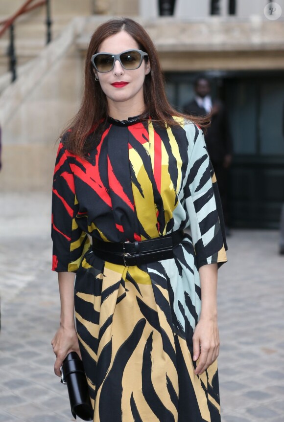 Amira Casar arrive au défilé Balenciaga printemps-été 2013 à Paris. Le 27 septembre 2012.