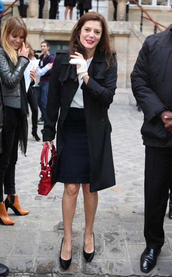 La ravissante Chiara Mastroianni arrive au défilé Balenciaga printemps-été 2013 à Paris. Le 27 septembre 2012.