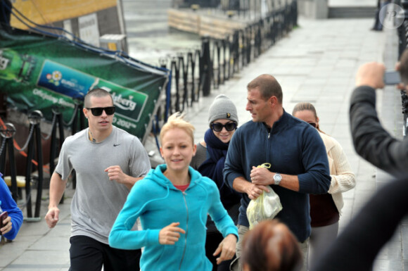 Amoureux et complices, Jennifer Lopez et son chéri Casper Smart font un jogging dans la vieille ville de Gdansk en Pologne, le 27 septembre 2012