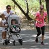 Jessica Alba en famille dans un parc de Beverly Hills profite du moment pour faire un peu de sport. Los Angeles, septembre 2012