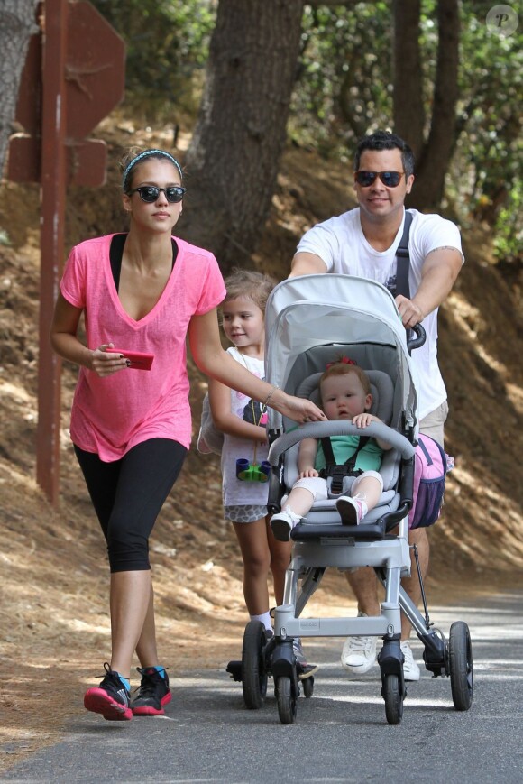 Jessica Alba en famille dans un parc de Beverly Hills profite d'une balade pour se dépenser avec ses trésors. Los Angeles, septembre 2012