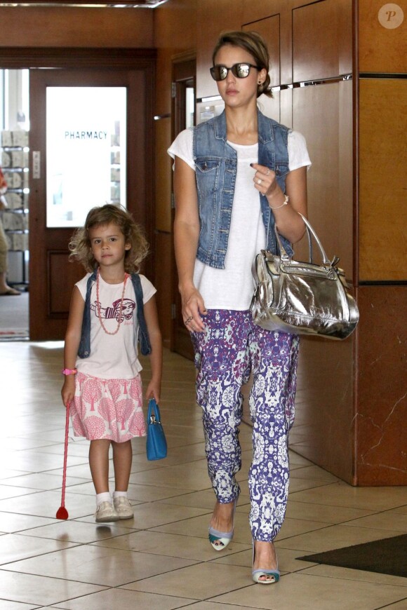 Jessica Alba accompagnée de sa fille Honor pour une virée shopping dans les beaux quartiers de Los Angeles. Septembre 2012