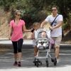 Jessica Alba en famille dans un parc de Beverly Hills profite d'une balade pour se dépenser avec ses trésors. Los Angeles, septembre 2012