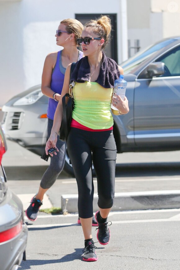 Jessica Alba en tenue de sport, arrive à sa salle de gym