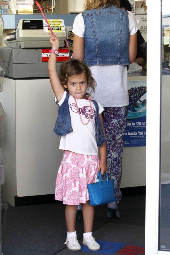 Honor accompagne sa jolie maman Jessica Alba dans les boutiques de LA.