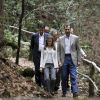 La princesse Letizia et le prince Felipe d'Espagne en promenade presque en amoureux au Parc national de Garanojay sur l'île de La Gomera, dans les Canaries, le 27 septembre 2012 à l'occasion de la Journée mondiale du tourisme.