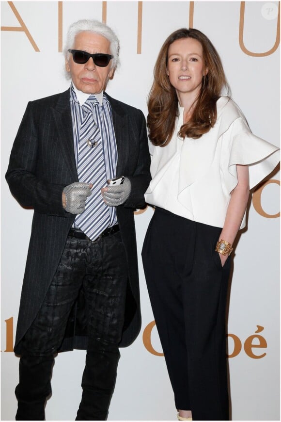 Karl Lagerfeld et Clare Waight Keller, directrice artistique de Chloé, assistent à l'inauguration de l'exposition Chloé.Attitudes au Palais de Tokyo. Paris, le 28 septembre 2012.