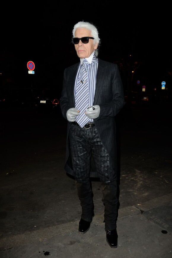 Karl Lagerfeld arrive au Palais de Tokyo pour la soirée d'inauguration de l'exposition Chloé.Attitudes. Paris, le 28 septembre 2012.