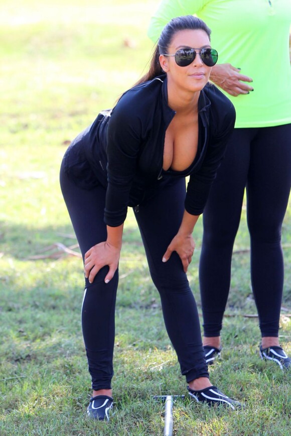 Kim Kardashian, sportive sexy et voluptueuse au Haulover Park lors du South Florida Dragon Boat Festival. Miami, le 29 septembre 2012.