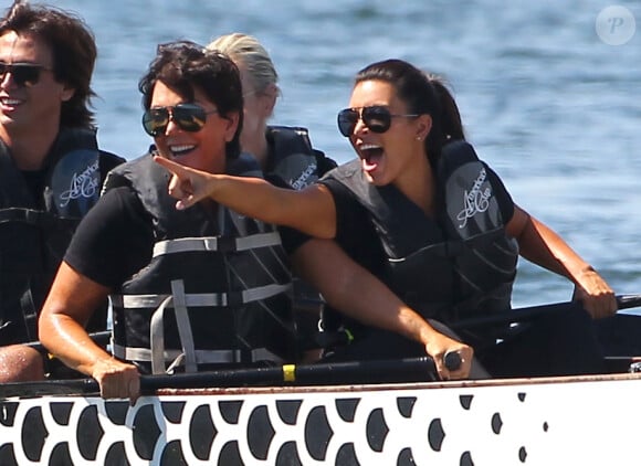 Kim Kardashian et sa mère Kris Jenner, déchaînées pendant leur course de bateau au Haulover Park qui accueillait le South Florida Dragon Boat Festival. Miami, le 29 septembre 2012.