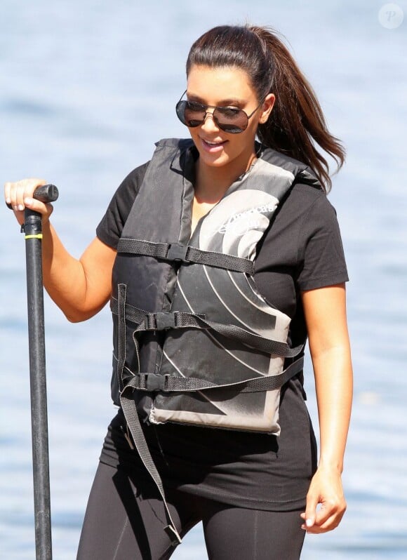 Kim Kardashian, sexy même avec un gilet de sauvetage sur le dos. Miami, le 29 septembre 2012.