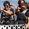 Kim Kardashian et sa mère en pleine course de bateau pendant le South Florida Dragon Boat Festival au Haulover Park. Miami, le 29 septembre 2012.