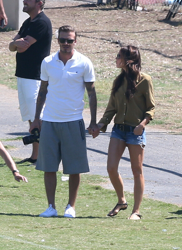 Exclusif - David et Victoria Beckham, main dans la main au bord de la pelouse pour regarder leurs fils Romeo et Cruz jouer au football. Los Angeles, le 23 septembre 2012.