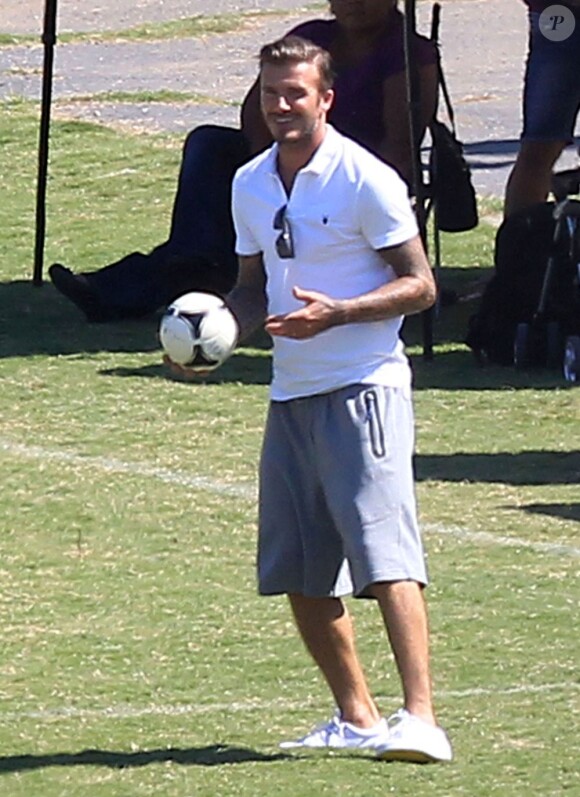 Exclusif - David Beckham, en véritable footballeur, ne peut s'empêcher de taper dans la balle. Los Angeles, le 23 septembre 2012.