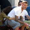 Exclusif - David Beckham sirote un thé glacé, confortablement installé sur les genoux de sa femme Victoria. Los Angeles, le 23 septembre 2012.