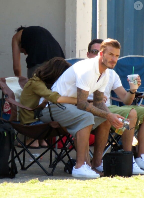 Exclusif - David Beckham sirote un thé glacé, confortablement installé sur les genoux de sa femme Victoria. Los Angeles, le 23 septembre 2012.