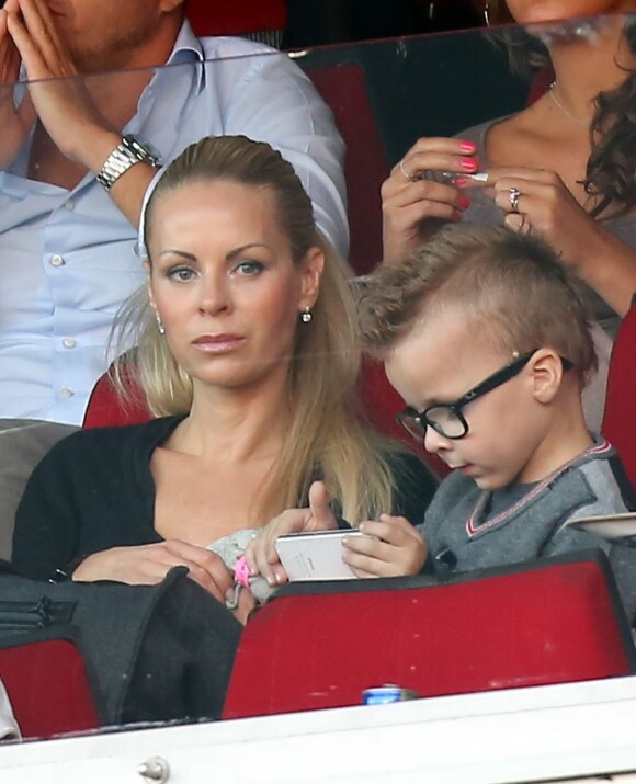 Helena Zeger, compagne de Zlatan Ibrahimovic et son fils Vincent lors du match du PSG face à Sochaux le samedi 29 septembre 2012