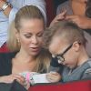 Helena Zeger, compagne de Zlatan Ibrahimovic, s'occupe de son fils Vincent lors du match du PSG face à Sochaux le samedi 29 septembre 2012