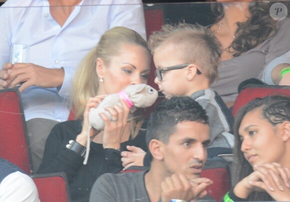 Helena Seger et ses enfants Maximilian et Vincent lors du match de son compagnon Zlatan Ibrahimovic avec le PSG face à Sochaux le 29 septembre 2012 au Parc des Princes à Paris