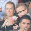 Helena Seger tente de distraire son fils Vincent lors du match de son compagnon Zlatan Ibrahimovic avec le PSG face à Sochaux le 29 septembre 2012 au Parc des Princes à Paris