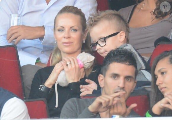 Helena Seger tente de distraire son fils Vincent lors du match de son compagnon Zlatan Ibrahimovic avec le PSG face à Sochaux le 29 septembre 2012 au Parc des Princes à Paris