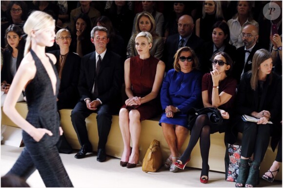 La princesse Charlene de Monaco, au côté de Peter Kriemler, au défilé Akris printemps/été 2013 lors de la Fashion Week de Paris, le 30 septembre 2012 au Palais de Chaillot