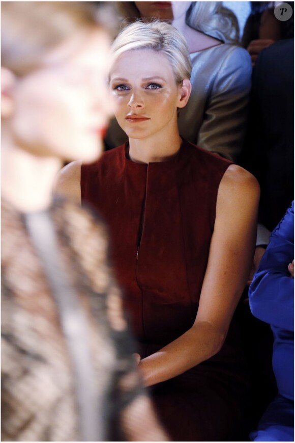 La princesse Charlene de Monaco au défilé Akris printemps/été 2013 lors de la Fashion Week de Paris, le 30 septembre 2012 au Palais de Chaillot